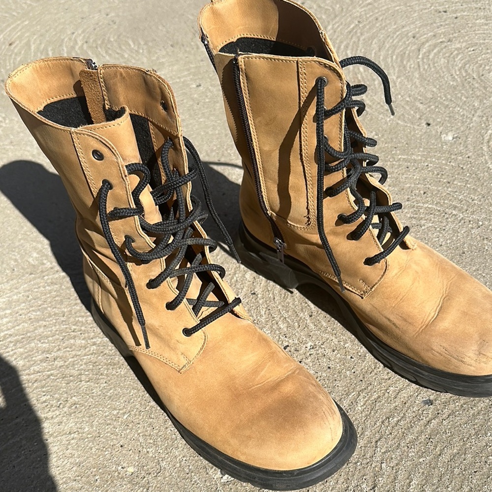 La CANADIENNE Tan and Black Moto Boots with Rugged Design